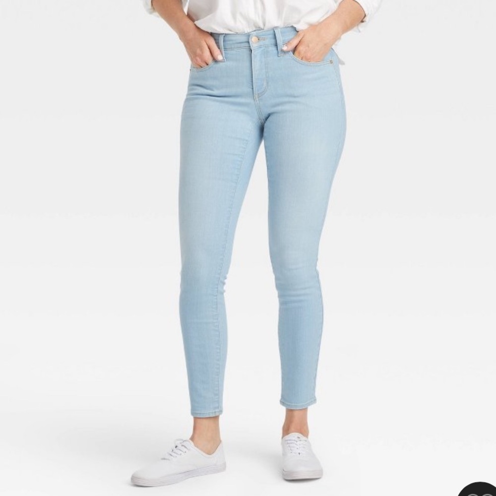 Women’s mid rise skinny jeans